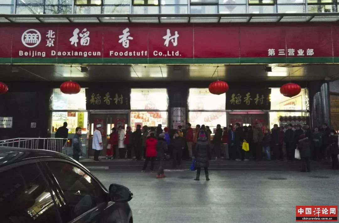 每到逢年过节，北京稻香村的门口经常会排满大队