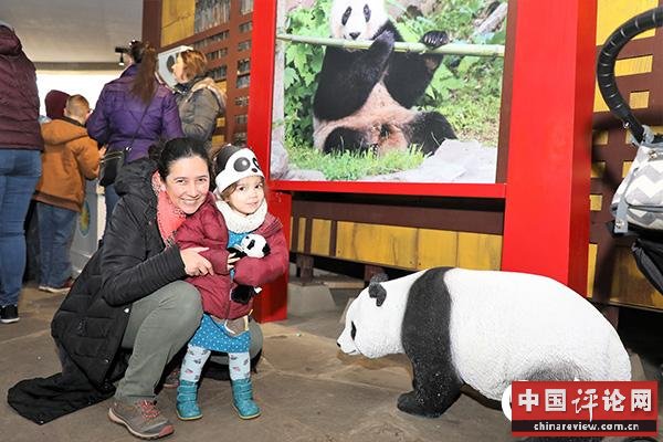 玛格丽特和两岁的女儿玛琳娜在熊猫馆前合影留念。摄影：高石