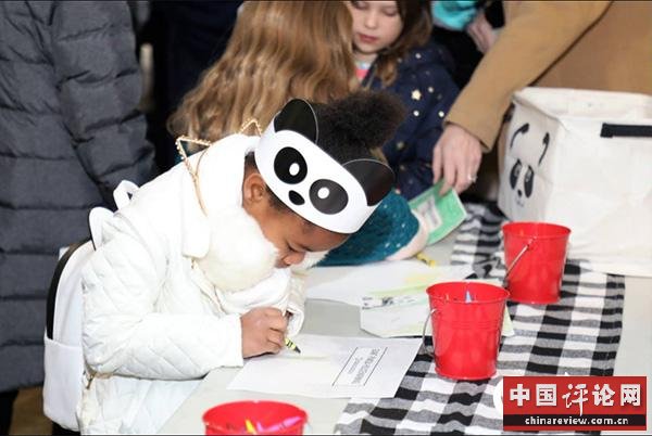 前来参加活动的美国小朋友现场涂鸦。摄影：高石