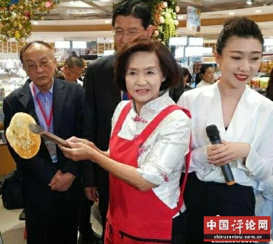 台湾宜兰县县长展煎葱油饼手艺开启宜兰与常州“美味奇缘”