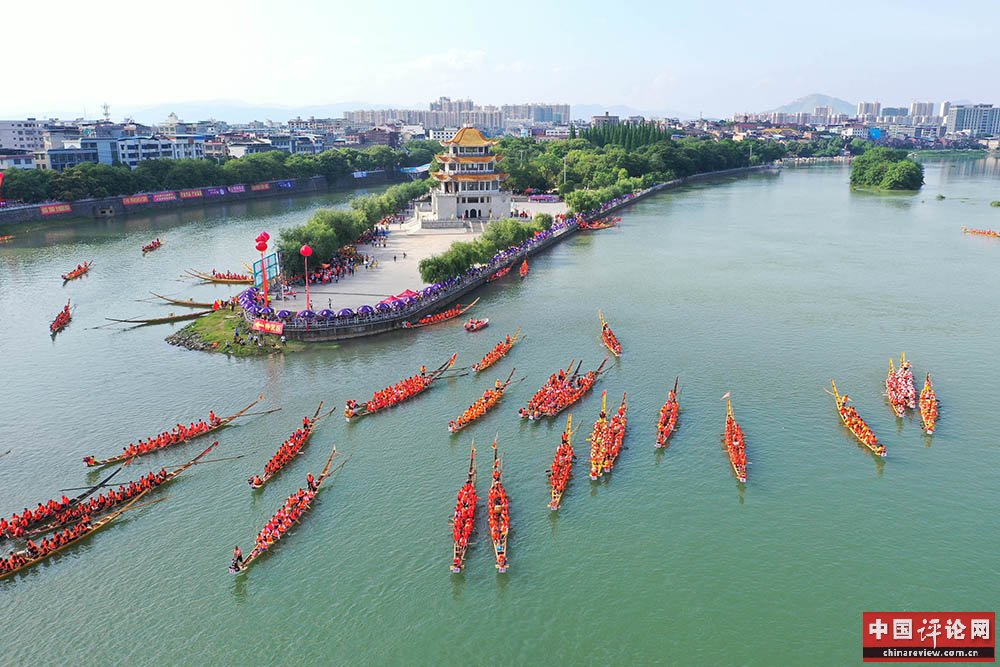 6月3日，龙船在潇水河等候比赛（无人机拍摄）。