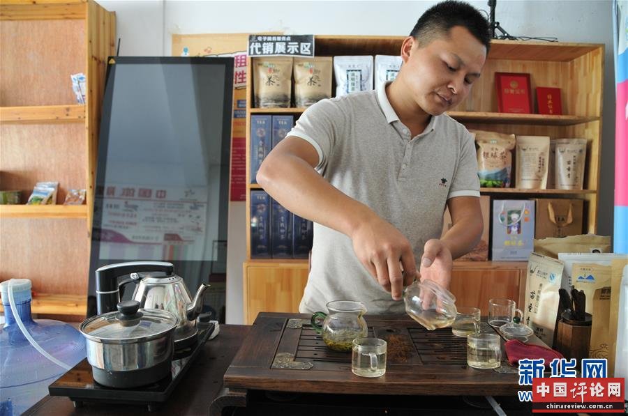 （在习近平新时代中国特色社会主义思想指引下——新时代新作为新篇章·总书记关心的百姓身边事·图文互动）（2）手机成为“新农具”　庄户人变“新店家”——农村电商助力农民丰收