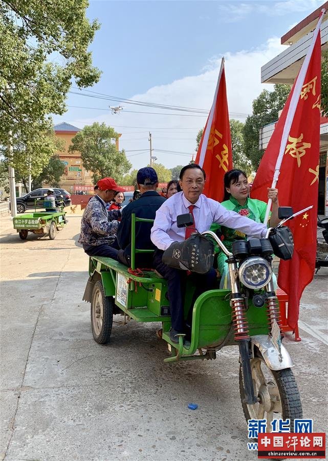 （四中全会精神在基层·图文互动）接地气！“土味”表演唱红党的创新理论