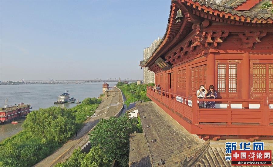 （在习近平新时代中国特色社会主义思想指引下——新时代新作为新篇章·总书记关切高质量发展·图文互动）（2）在蓝天白云下——污染防治攻坚战持续推进
