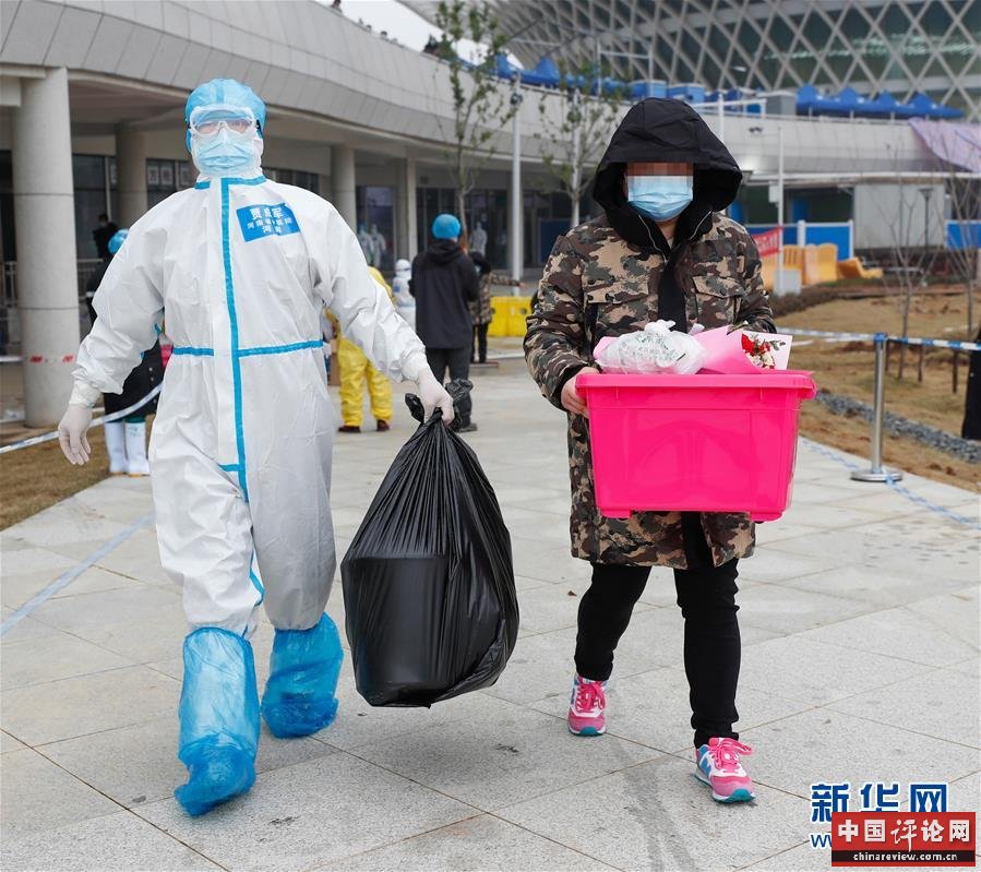 （聚焦疫情防控）（4）武汉首个中医方舱医院首批治愈患者出院