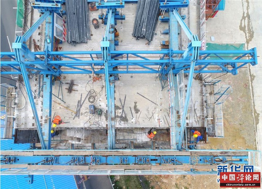 2月25日，工人在贵南高铁二塘双线特大桥建设工地施工（无人机照片）。 贵南高铁项目广西段（除都安地区标段外）在做好疫情防控的同时，于2月24日正式复工。2000多名建设者按照要求有序恢复施工建设。 新华社记者 周华 摄