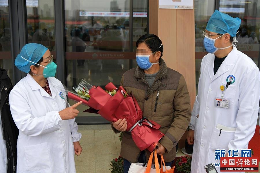 （在习近平新时代中国特色社会主义思想指引下——新时代新作为新篇章·习近平总书记关切事·图文互动）（10）口罩挡不住你的美——战“疫”一线巾帼掠影