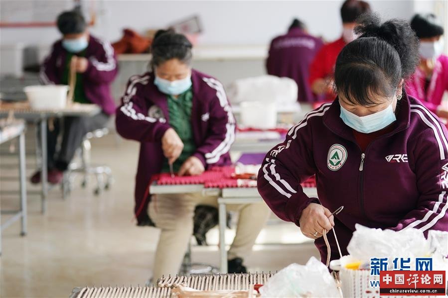 （在习近平新时代中国特色社会主义思想指引下——新时代新作为新篇章·习近平总书记关切事·图文互动）（4）让贫困劳动力端稳就业的“饭碗”——各地就业扶贫不松劲巩固脱贫成果