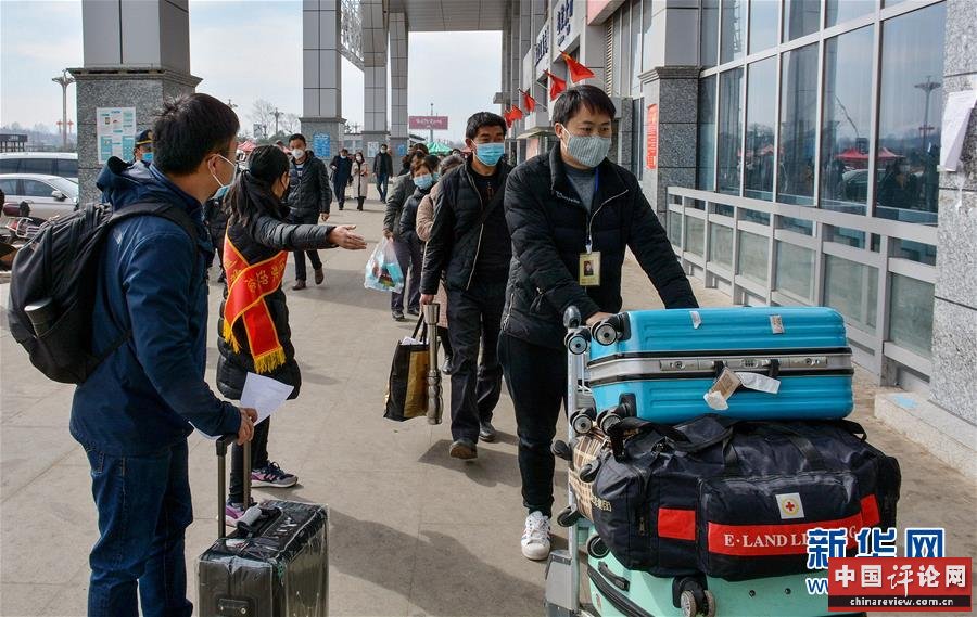 （在习近平新时代中国特色社会主义思想指引下——新时代新作为新篇章·习近平总书记关切事·图文互动）（3）让贫困劳动力端稳就业的“饭碗”——各地就业扶贫不松劲巩固脱贫成果