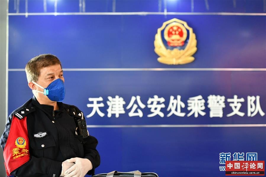 （图片故事）（1）老民警的值乘坚守