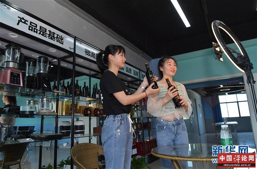 （新华全媒头条·图文互动）（6）人气回暖 消费复苏 健康出行——加长版“五一”假期观察 