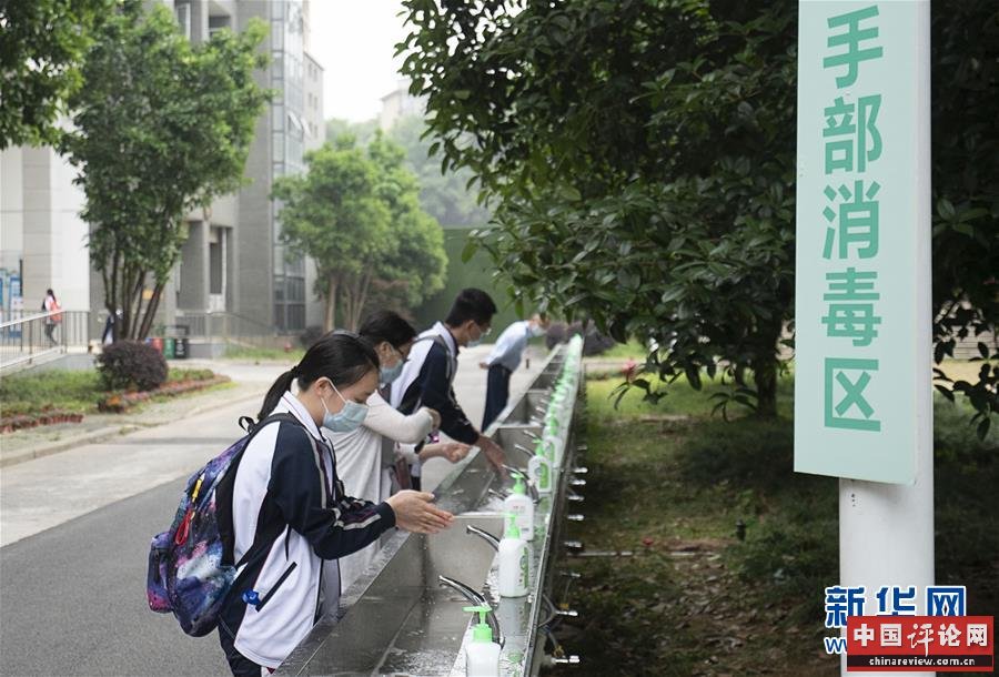 (新华全媒头条·图文互动)(37)钟华论:在民族复兴的历史丰碑上——2020中国抗疫记