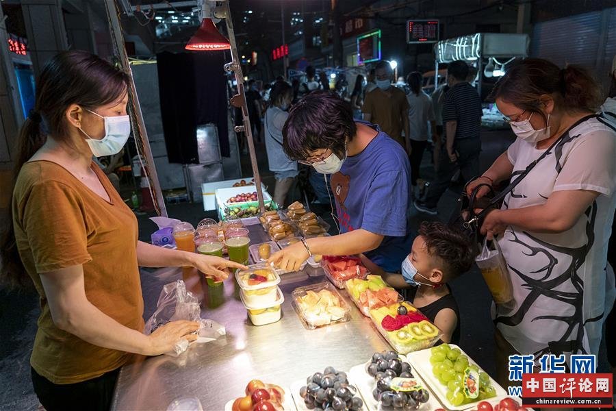 （新华全媒头条·“抗击疫情的中国行动”白皮书·图文互动）（8）人民至上、生命至上的中国答卷——从白皮书看中国抗击疫情历程