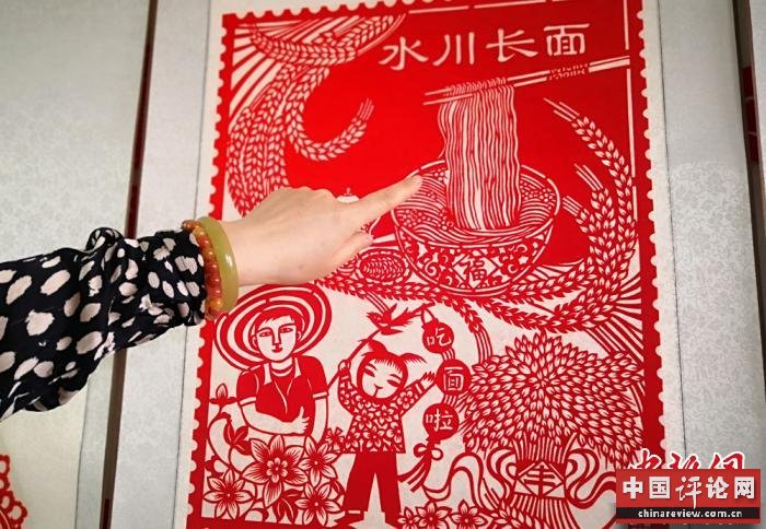 甘肃艺人剪纸记录家乡“味道”弘扬孝道文化
