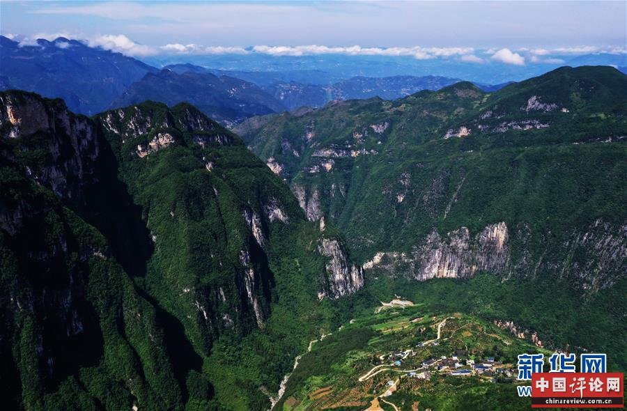 （脱贫攻坚）（1）“天坑村”的幸福路