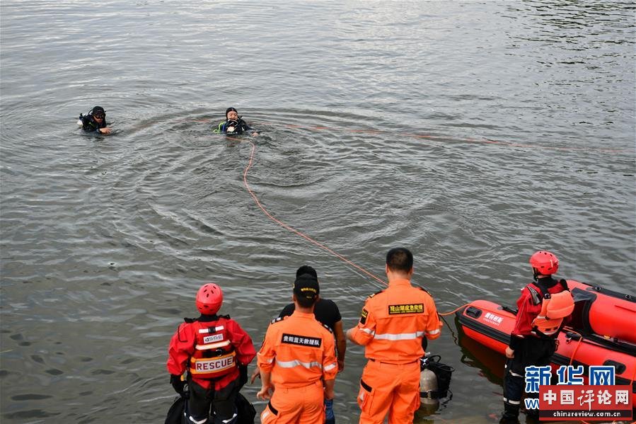 （社会）（3）贵州安顺公交车坠入虹山湖水库致21人死亡15人受伤