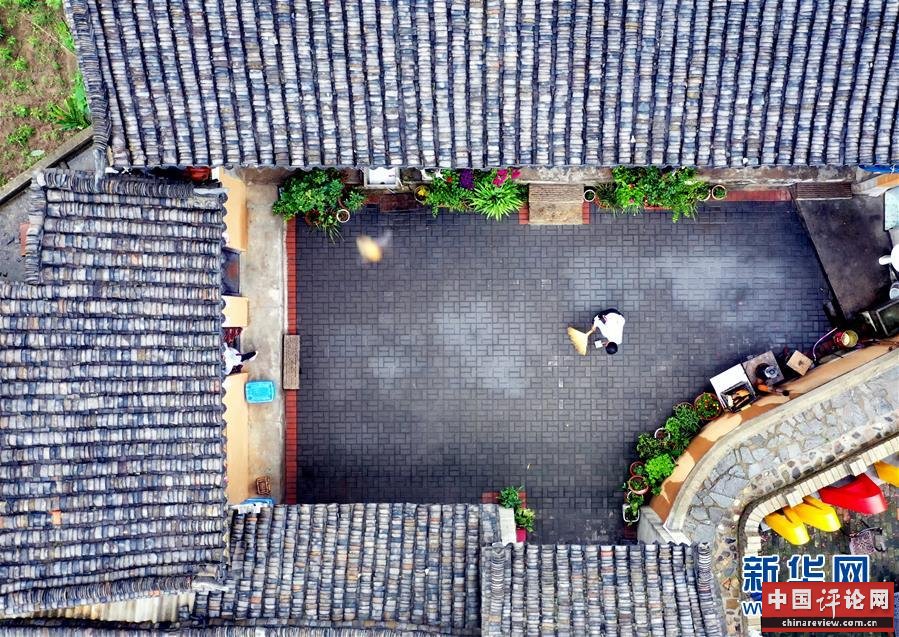 （新华全媒头条·走向我们的小康生活·图文互动）（3）大山深处有“新家”——大别山村绘出现代版“富春山居图”