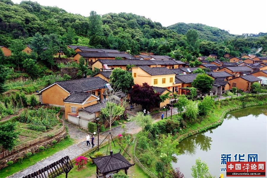 （新华全媒头条·走向我们的小康生活·图文互动）（2）大山深处有“新家”——大别山村绘出现代版“富春山居图”