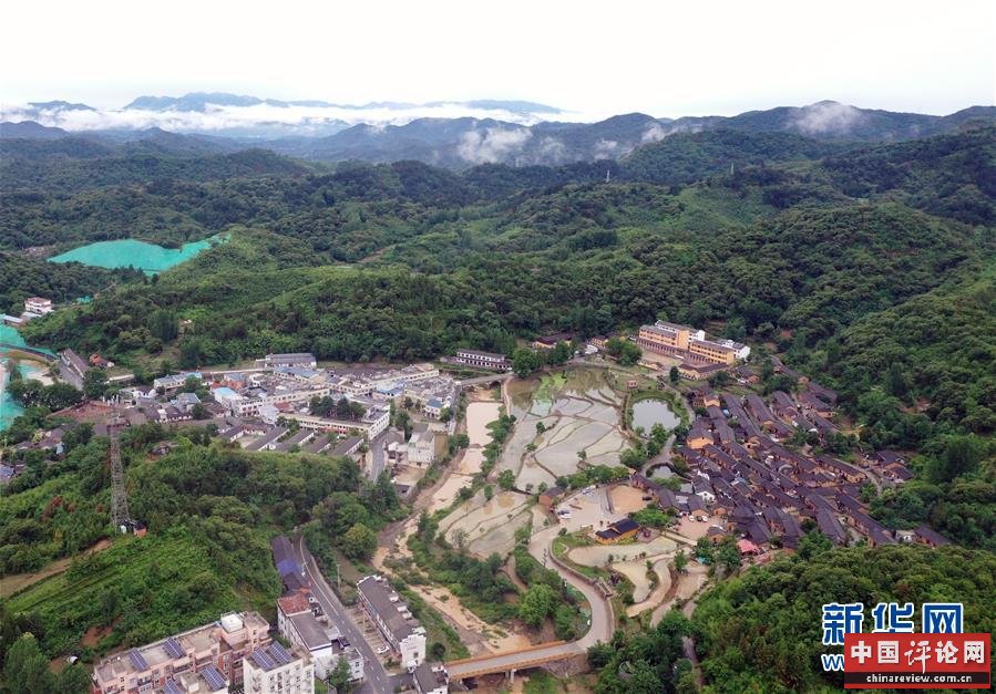 （新华全媒头条·走向我们的小康生活·图文互动）（1）大山深处有“新家”——大别山村绘出现代版“富春山居图”