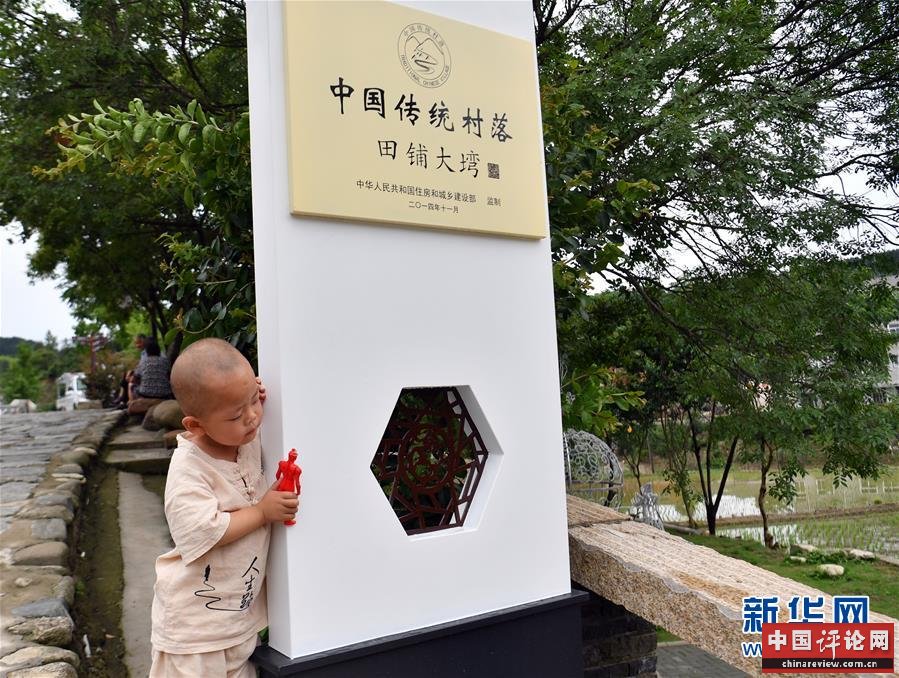 （新华全媒头条·走向我们的小康生活·图文互动）（8）大山深处有“新家”——大别山村绘出现代版“富春山居图”