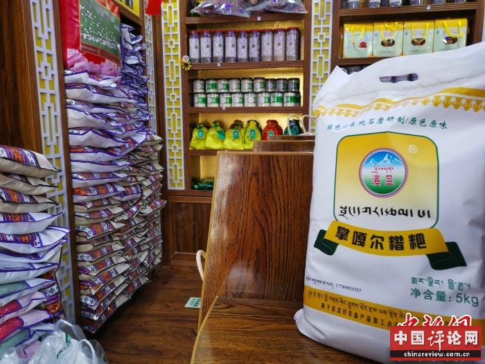 图为洛桑旦增为自家青稞产品设计的商标与特色包装。　张伟 摄