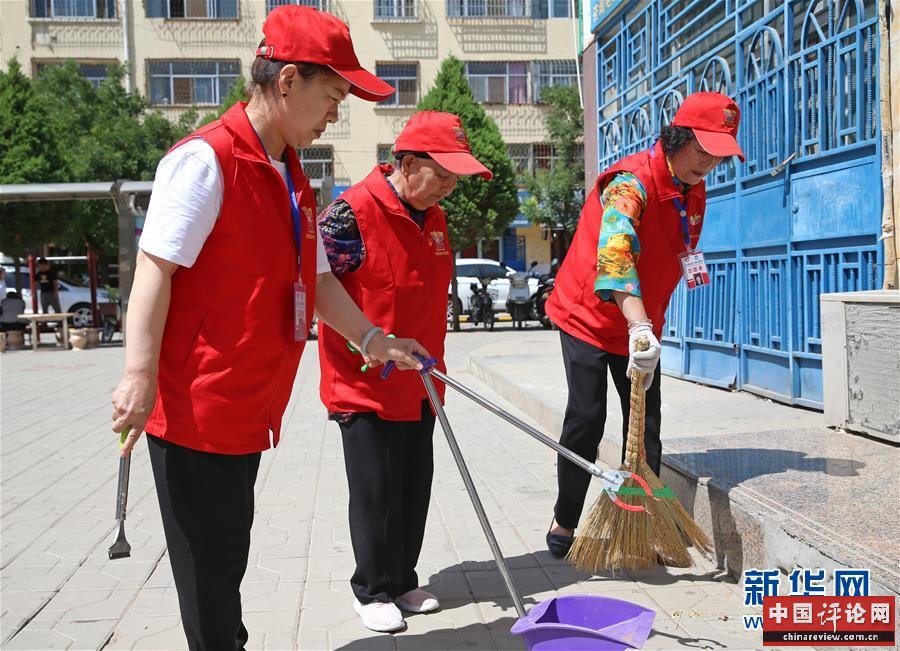 （走向我们的小康生活·图文互动）（1）兰花掬得满庭芳——宁夏吴忠市古稀志愿者王兰花的温情故事