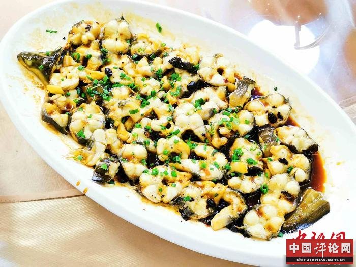 切块豉汁蒸白鳝.　李晓春 摄