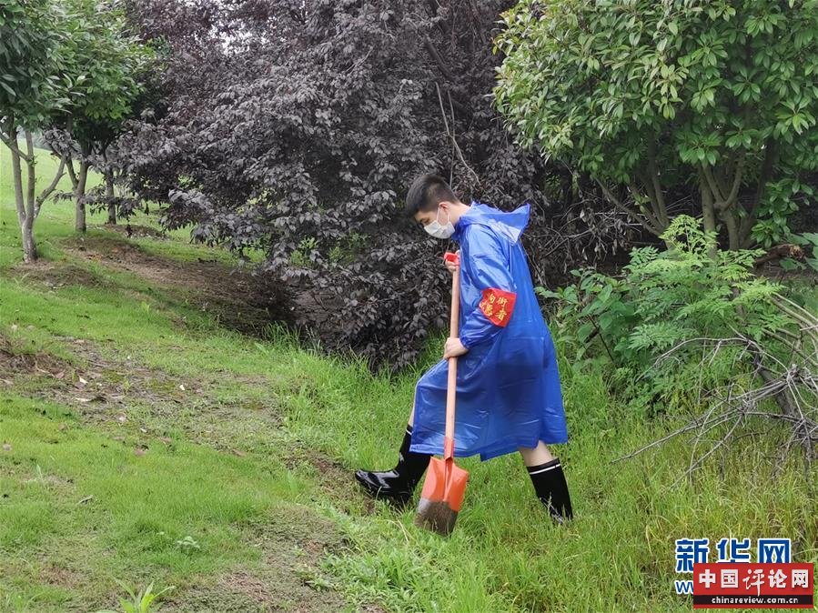 （新华全媒头条·图文互动）（7）青春出列——暴雨洪峰中的热血成人礼