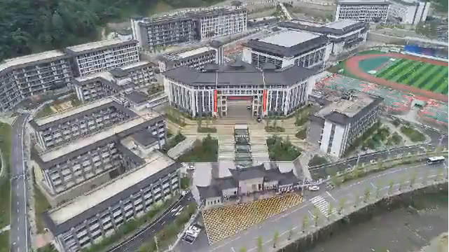 学校建漂亮点本无错，为何这所“豪华中学”让人困惑？