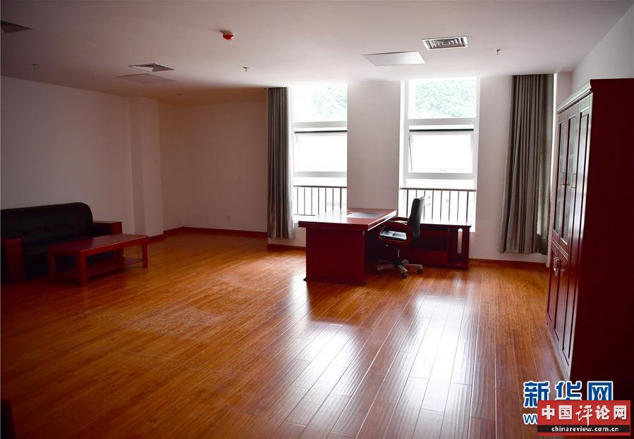 （新华视点·图文互动）（6）学校建漂亮点本无错，为何这所“豪华中学”让人困惑？