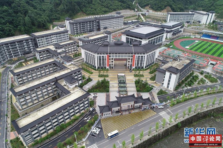 （新华视点·图文互动）（1）学校建漂亮点本无错，为何这所“豪华中学”让人困惑？