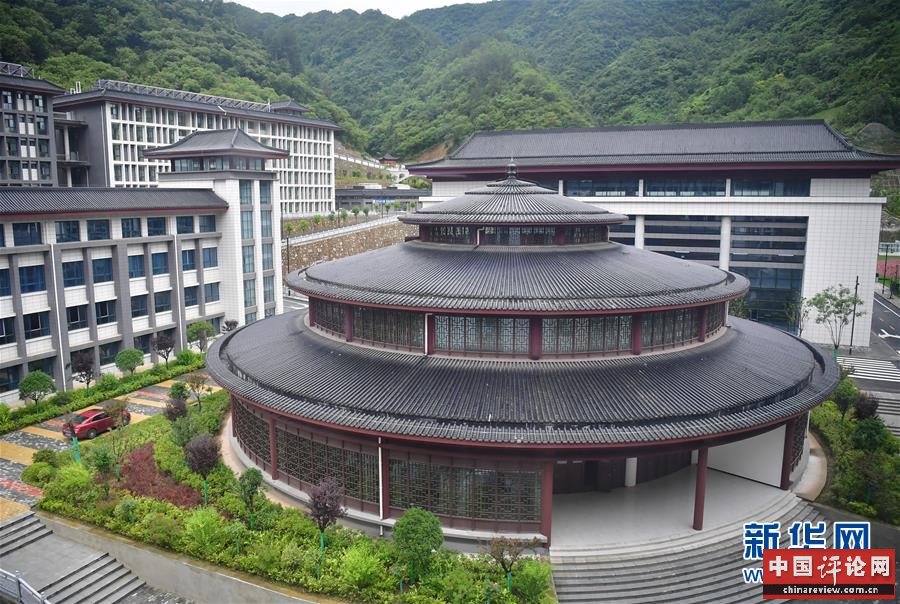 （新华视点·图文互动）（4）学校建漂亮点本无错，为何这所“豪华中学”让人困惑？