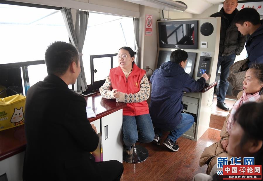 （新华全媒头条·总书记推动的改革身边事·行政体制改革篇·图文互动）（3）特写：追问“一件事”