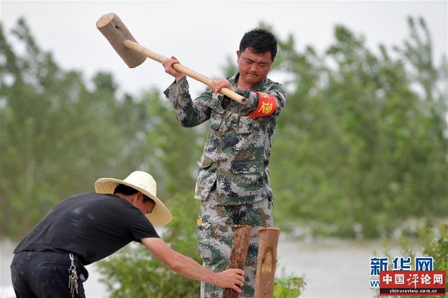 （在习近平新时代中国特色社会主义思想指引下——新时代新作为新篇章·习近平总书记关切事·图文互动）（2）洪峰浪尖，鲜红的党旗高高飘扬——记防汛抗洪一线的共产党员