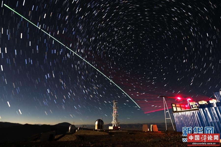 ▲“墨子号”量子科学实验卫星与阿里量子隐形传态实验平台建立天地链路（2016年12月9日摄，合成照片）。新华社记者 金立旺 摄　