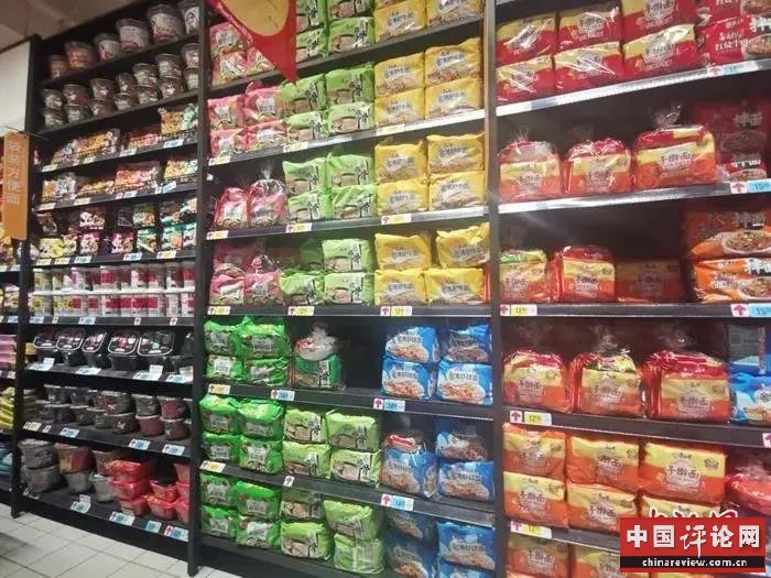 ▲北京一家超市的方便面区。谢艺观 摄 图片来源：中国新闻网