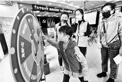 学生担任“守桶人” 亲子家庭来闯关