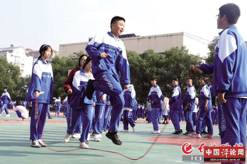 　　长沙航天学校的学生参加集体长绳比赛项目。