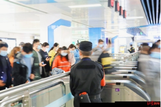 二孩时代 带两娃坐地铁公交只能免票一个 合理吗？