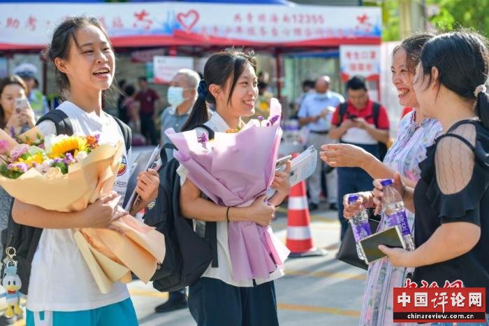资料图：6月10日，海南省海口市海南中学考点外，家长为刚刚走出考场的考生送上鲜花。当日，海南省2021年高考结束 。 <a target='_blank'  data-cke-saved-href='http://www.chinanews.com/' href='http://www.chinanews.com/'><p  align=