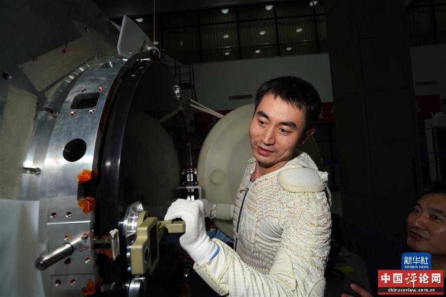 (新华全媒头条·图文互动)(5)飞天英雄征寰宇——记神舟十三号航天员