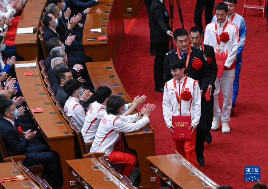 这些北京冬奥组委的幕后英雄，戴上了鲜艳的大红花