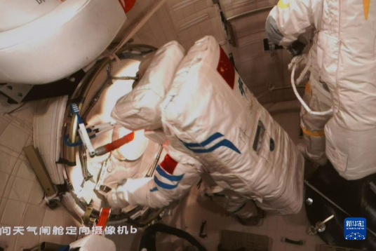 搭建“天桥” 检验组合机械臂