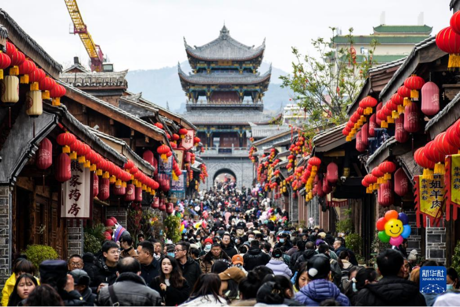 坚持以人民为中心始终如一