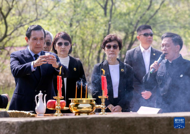 马英九携家人在湖南祭祖