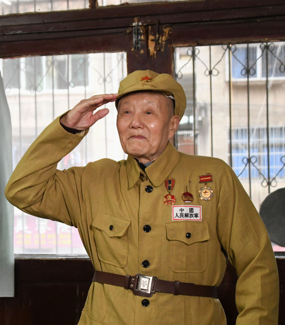英雄从未远去——追记我们与老英雄张富清的故事