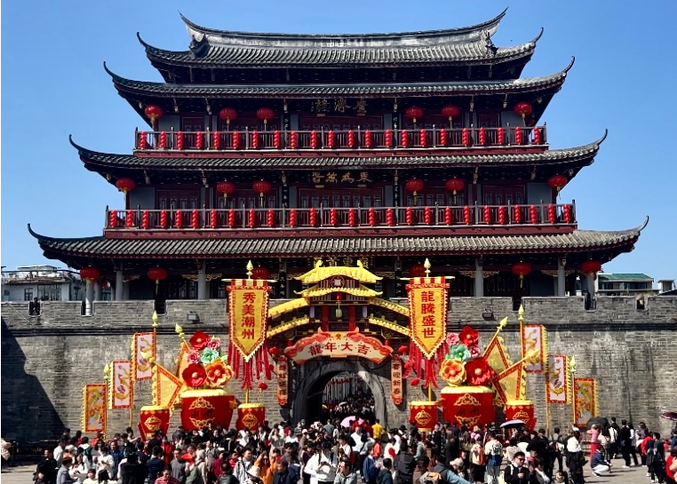 古城团圆过大年 文旅持续“火出圈”