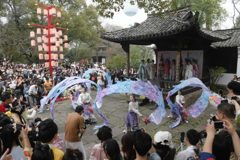 春潮涌动：“文旅热”助力中国经济回升向好